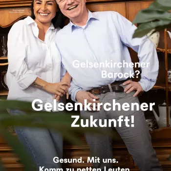 Zwei Personen posieren vertraut vor einer Kulisse