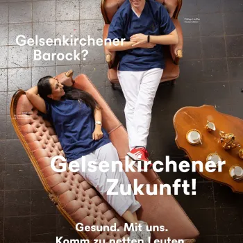 Eine Person auf einem Sessel, eine Person auf einer Chaiselongue von oben fotografiert