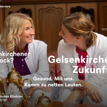 Zwei Personen lächeln einander an