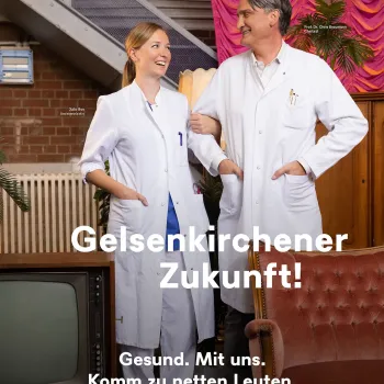 Zwei Personen stehen Arm in Arm in einer Kulisse