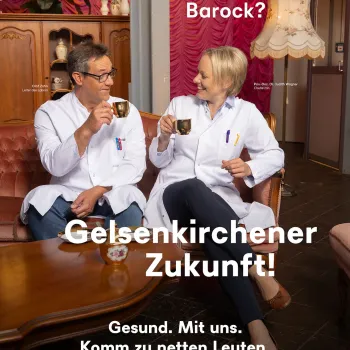 Zwei Personen prosten sich mit Kaffeetassen zu 