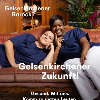 Zwei Personen lehnen aneinander auf einer Chaiselongue
