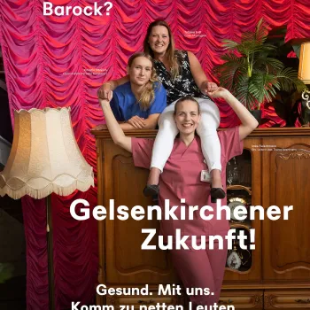 Drei Personen posieren an und auf einem Schrank vor Kulisse