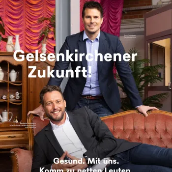 Eine Person liegt auf einer Chaiselongue, eine andere steht dahinter