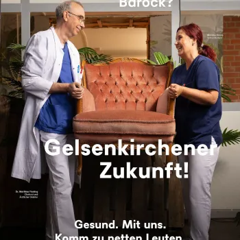 Zwei Personen tragen einen Sessel