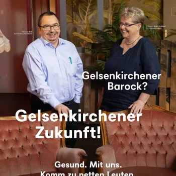 Zwei Personen posieren hinter Sitzgelegenheiten für die Kamera