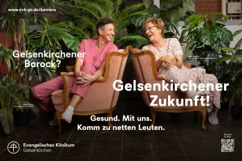 Zwei Personen auf Sesseln lächeln sich an