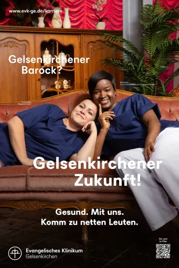 Zwei Personen posieren auf einer Chaiselongue