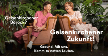 zwei personen auf sesseln schauen einander an
